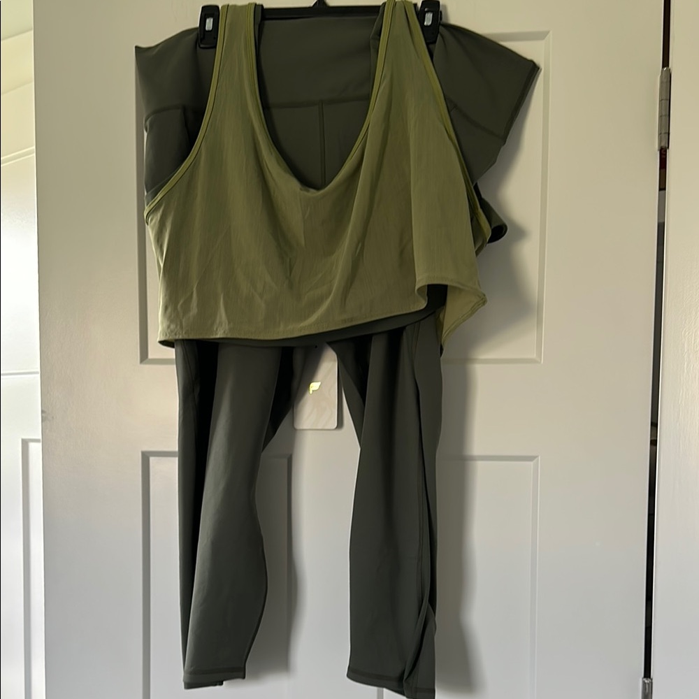 Fabletics 4X set - bra top and capris